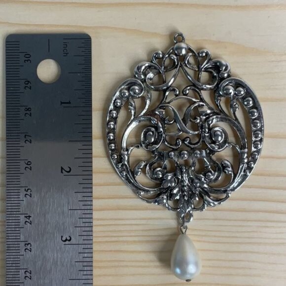 Avon Victorian Silver Tone Open Filigree Pearl Drop Medallion 70s Pendant - Picture 4 of 4